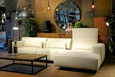 Beżowy narożnik modułowy. Sofa narożna z regulowanymi zagłówkami. Tapeta winylowa abstrakcja. Duży zegar z lustrem. Ciekawe lampy do salonu. Czterodrzwiowa komoda z naturalnego drewna