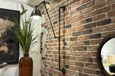 Duży srebrny kinkiet na regulowanym ramieniu. Lampa ścienna z kablem i wyłącznikiem