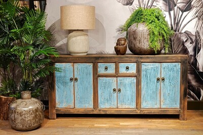 Duża błękitna komoda, drewniana komoda do salonu, ceramiczna beżowa lampa, duże wazony dekoracyjne