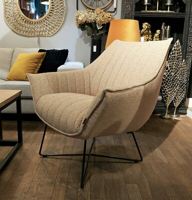 Jasnożółty fotel na metalowych nogach, przeszycie dekoracyjne, szerokie siedzisko