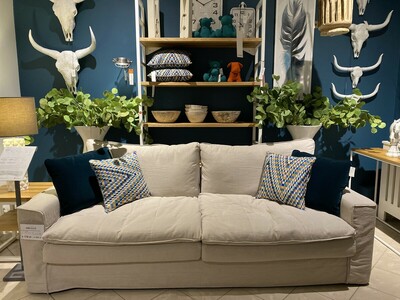 Wygodna sofa, kremowa naturalna tkanina, poduszki wypełnione pierzem, sofa ze zdejmowanym pokrowcem