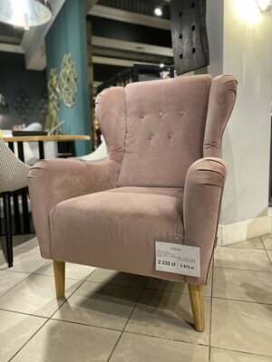 Evelyn to klasyczny fotel uszak, łączący wygodę i funkcjonalność dzięki wysokiemu oparciu. Wykonany w różowej welurowej tkaninie.
