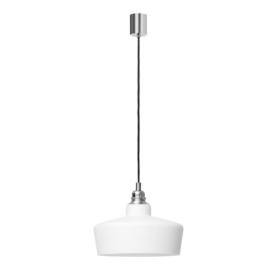 Pojedyńcza lampa wisząca z białym kloszem i srebrnymi okuciami. Lampa doskonała nad bar