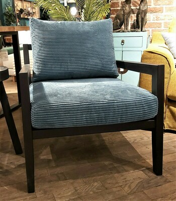 Fotel z drewnianymi bokami, niebieski sztruksowy, ponadczasowy design
