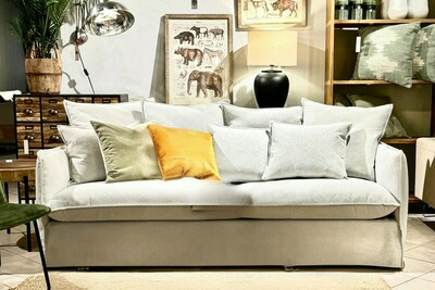 Sofa Copengahen marki Mti-Furninova ze zdejmowanym pokrowcem. Sofa w tkaninie Acquaclean Nuriel. Jasna sofa na tle Jungle Style. Salon w stylu jungle. 