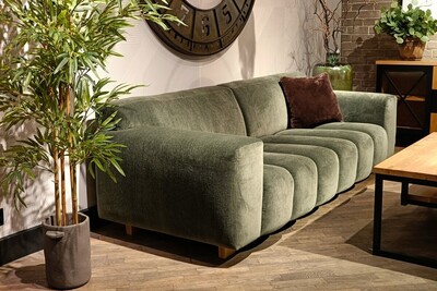 Sofa Vesta Quilt, zielona  kanapa Mti Furninova,  stolik kawowy z dębu, duży wazon podłogowy, sztuczne rośliny do salonu, sklep meblowy Katowice 