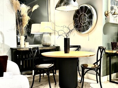 Okrągły stół Michał, na ryflowanej nodze centralnej. Elegancki stół z blatem dębowym.